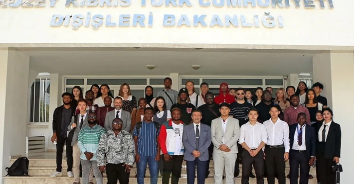 Dışişleri Bakanı Ertuğruloğlu, öğrencilerle buluştu