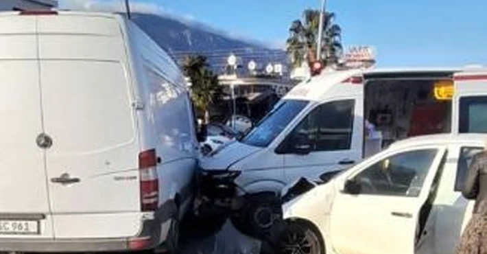 Bir ambulans ile 4 aracın karıştığı kazada 1 kişi yaralandı