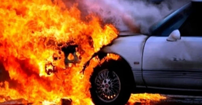 Girne’de park halindeki aracın motoru kısa devre yaptı, araç yanarak zarar gördü