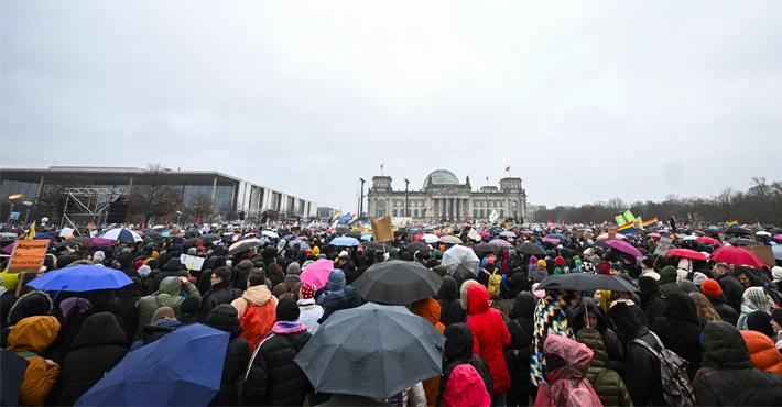 Almanya'da yüz binlerce kişi yine aşırı sağa karşı gösteri yaptı