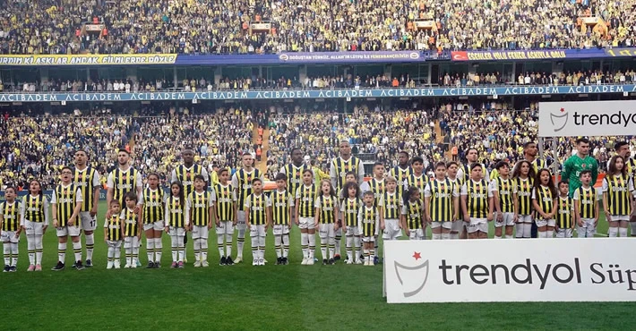 Fenerbahçe'ye derbide sakatlık şoku! Milli futbolcu maça devam edemedi