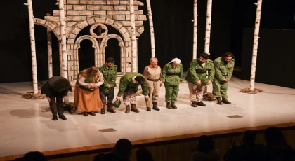 Kıbrıs Türk Devlet Tiyatroları’nın yeni oyunu “Kuş Albay” DAÜ’de sahnelendi