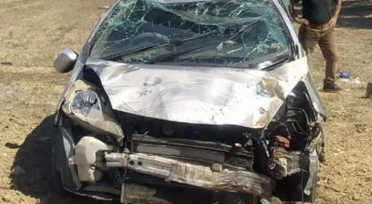 Alayköy yolunda ağaca çarpıp takla atan araçta 2 kişi yaralandı.
