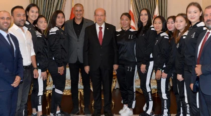 Cumhurbaşkanı Tatar, Kazakistan Astana Kadın Hentbol Takımı'nı kabul etti