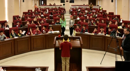 Şehit Ertuğrul İlkokulu öğrencilerinin katılımıyla Meclis Genel Kurulu’nda özel oturum yapıldı