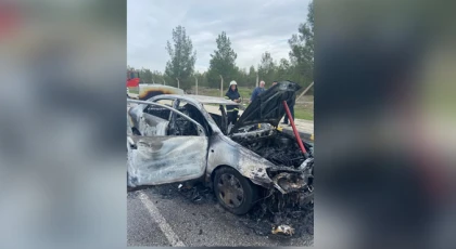 Lefkoşa’da meydana gelen trafik kazası sonrası bir araç tamamen yandı
