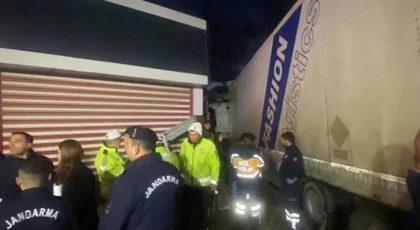 Tır servisi ezdi! İzmir'de feci kaza: 2 ölü, 12 yaralı