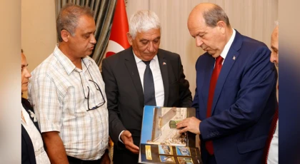 Belediyeler Birliği heyeti Cumhurbaşkanı Tatar’a “İzler Silinmeden” isimli albümü takdim etti