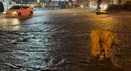 Yağış birden vurdu Meteoroloji uyarmıştı! Metro girişleri suyla doldu, kafe yıkıldı